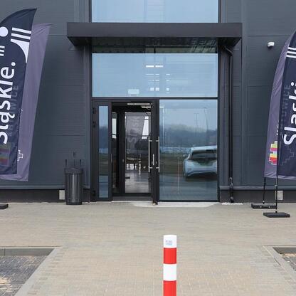 Hangar H4 w Katowice Airport gotowy do użytku, zmodernizowany i zaznaczony flagami Śląska. (wygenerowano przez AI)