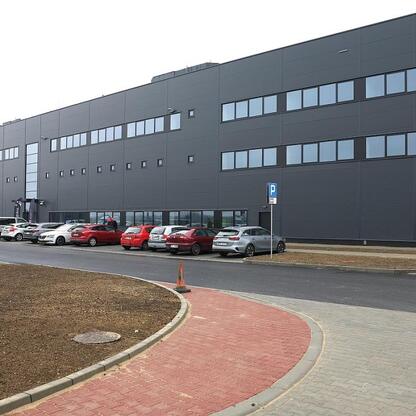 Hangar H4 w Katowice Airport gotowy do użytku, zmodernizowany i przeznaczony dla Wizz Air. (wygenerowano przez AI)