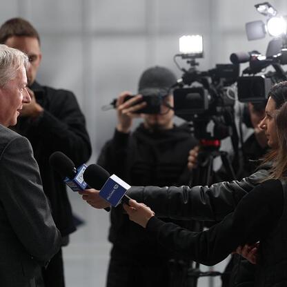 Wojciech Saługa, Marszałek Województwa Śląskiego, podczas konferencji prasowej w Katowicach. (wygenerowano przez AI)