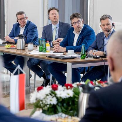 Spotkanie dyplomatyczne w Sali Konferencyjnej, uczestnicy w rozmowie o współpracy ekonomicznej i energetycznej. (wygenerowano przez AI)