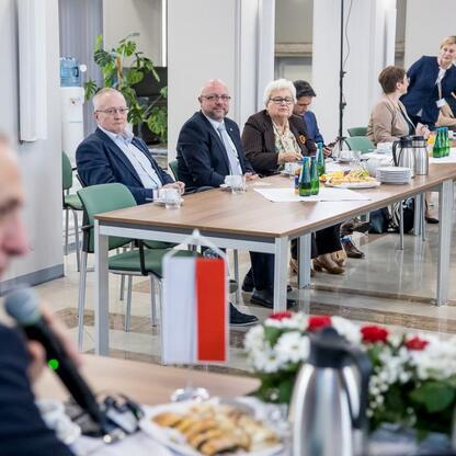Wizyta delegacji Landtagu Nadrenii Północnej-Westfalii w Śląskim Voivodztwie, spotkanie z wicemarszałkiem Leszkiem Pietraszkiem. (wygenerowano przez AI)