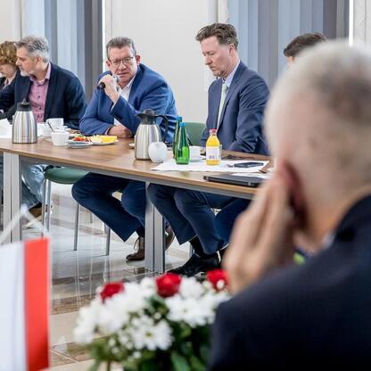 Spotkanie delegacji Landtagu Nadrenii Północnej-Westfalii z wicemarszałkiem Leszkiem Pietraszkiem i radnymi Sejmiku Województwa Śląskiego. (wygenerowano przez AI)