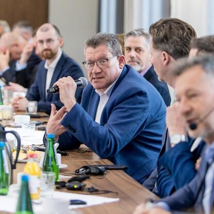 Spotkanie wojewódzkie z delegacją Landtagu Nadrenii Północnej-Westfali w Katowicach. (wygenerowano przez AI)