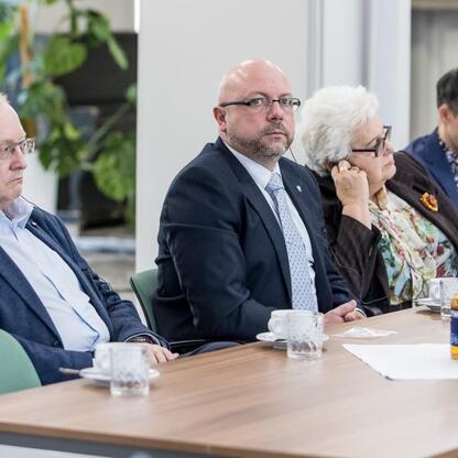 Formalne spotkanie delegacji Landtagu Nadrenii Północnej-Westfalii z przedstawicielami Województwa Śląskiego w Katowicach. (wygenerowano przez AI)