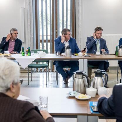 Spotkanie delegacji Landtagu Nadrenii Północnej-Westfalii z wicemarszałkiem Leszkiem Pietraszkiem i radnymi Sejmiku Województwa Śląskiego. (wygenerowano przez AI)