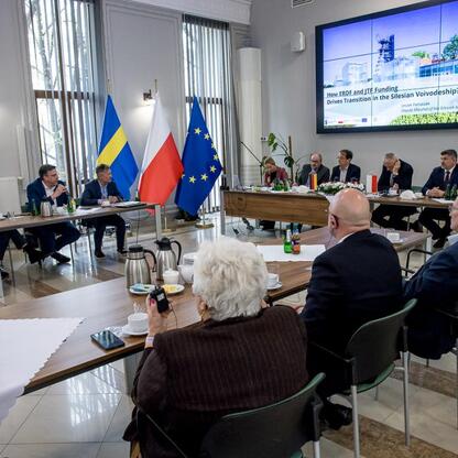 Spotkanie województwa Śląskiego z niemiecką delegacją, omawiające regionalną współpracę i strategie rozwoju. (wygenerowano przez AI)