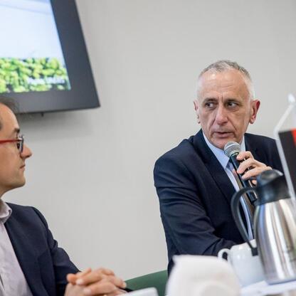 Wicemarszałek Leszek Pietraszek prowadzi spotkanie z delegacją Landtagu Nadrenii Północnej-Westfalii, omawiając współpracę regionalną. (wygenerowano przez AI)