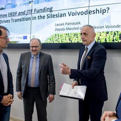 Wizyta delegacji Landtagu Nadrenii Północnej-Westfalii w Silesia, spotkanie z Leszkiem Pietraszkiem. (wygenerowano przez AI)