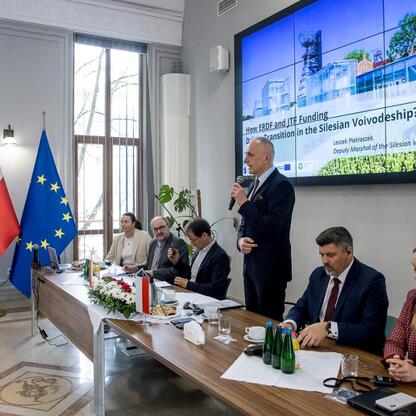 Wicemarszałek Leszek Pietraszek prowadzi prezentację o finansowaniu ERDF i JTF w Silesia. (wygenerowano przez AI)