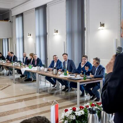 Formalne spotkanie w Słupsku, delegacja Landtagu Nadrenii Północnej-Westfalię wizytuje województwo śląskie. (wygenerowano przez AI)