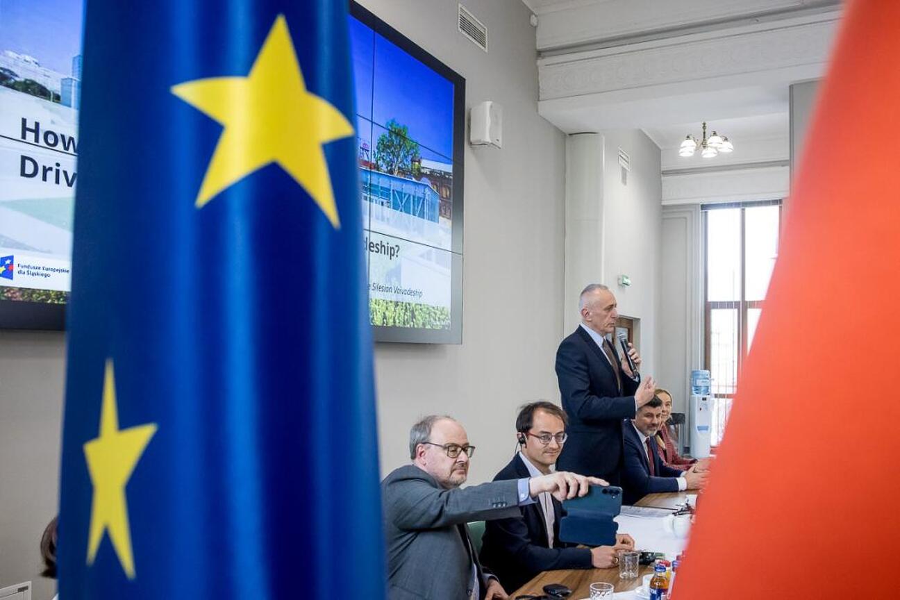 Wizyta delegacji z Landtagu Nadrenii Północnej-Westfalii w Województwie Śląskim, spotkanie z wicemarszałkiem Leszkiem Pietraszkiem. (wygenerowano przez AI)
