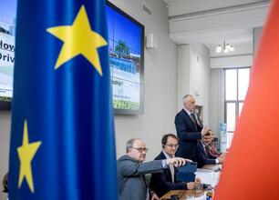 Wizyta delegacji z Landtagu Nadrenii Północnej-Westfalii w Województwie Śląskim, spotkanie z wicemarszałkiem Leszkiem Pietraszkiem. (wygenerowano przez AI)