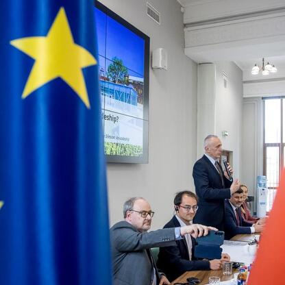 Wizyta delegacji z Landtagu Nadrenii Północnej-Westfalii w Województwie Śląskim, omawianie współpracy w dziedzinie rozwoju regionalnego i energetycznego. (wygenerowano przez AI)