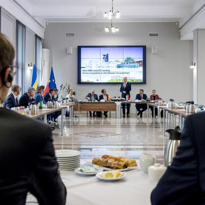 Formalna sesja dyskusyjna w konferencyjnym pomieszczeniu, gdzie przedstawiciele Landtagu Nadrenii Północnej-Westfalii omawiają współpracę ekonomiczną i regionalną z Województwem Śląskim. (wygenerowano przez AI)