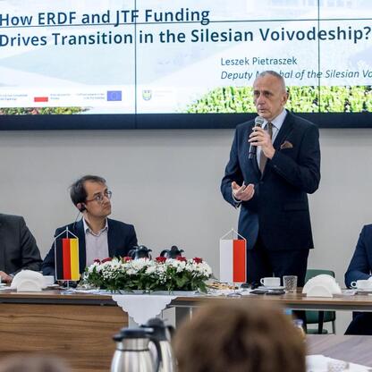 Wicemarszałek Leszek Pietraszek prowadzi prezentację w Silesia. (wygenerowano przez AI)