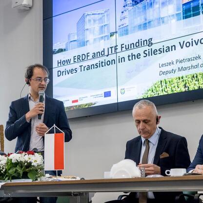 Leszek Pietraszek, Wicemarszałek Województwa Śląskiego, przemawia na konferencji o finansowaniu ERDF i JTF w Silesia. (wygenerowano przez AI)