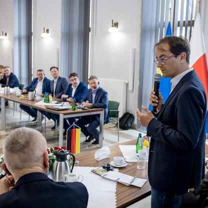 Spotkanie wojewódzkie z niemiecką delegacją, omawiając współpracę ekonomiczną i energetyczną. (wygenerowano przez AI)
