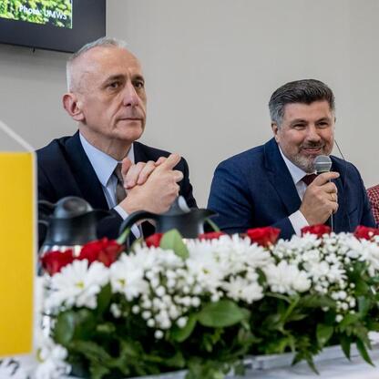 Wizyta delegacji Landtagu Nadrenii Północnej-Westfalii w Województwie Śląskim, spotkanie z Leszkiem Pietraszkiem i radnymi Sejmiku. (wygenerowano przez AI)
