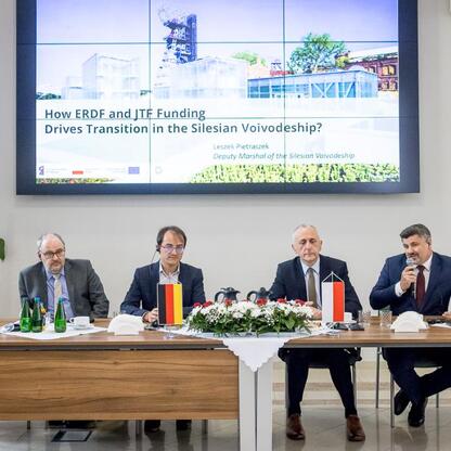Wizyta delegacji Landtagu Nadrenii Północnej-Westfalii w Województwie Śląskim, spotkanie z Leszkiem Pietraszkiem. (wygenerowano przez AI)