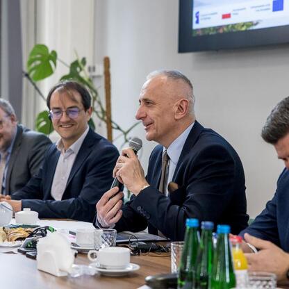 Wicemarszałek Leszek Pietraszek przywitał delegację Landtagu Nadrenii Północnej-Westfalii w Katowickiej Specjalnej Strefie Ekonomicznej. (wygenerowano przez AI)