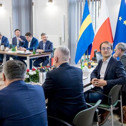 Spotkanie dyplomatyczne w Sali Konferencyjnej, gdzie przedstawiciele Landtagu Nadrenii Północnej-Westfalii i Śląska omawiają współpracę ekonomiczną i energetyczną. (wygenerowano przez AI)