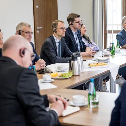 Formalne spotkanie w konferencyjnym pomieszczeniu, gdzie delegacja z Landtagu Nadrenii Północnej-Westfalijskiej dyskutuje o współpracy i wymianie doświadczeń z województwem śląskim. (wygenerowano przez AI)