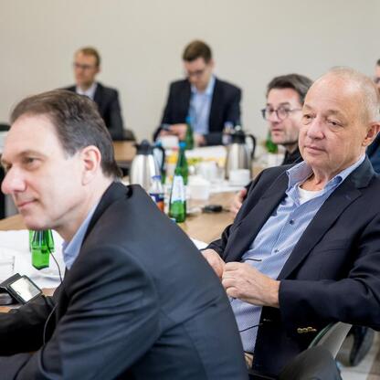 Spotkanie województwa Śląskiego z niemiecką delegacją w Katowicach, omawiając współpracę i wymianę doświadczeń w gospodarce i energetyce. (wygenerowano przez AI)