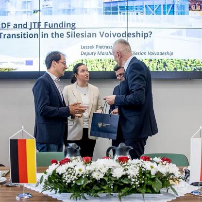 Spotkanie dyplomatyczne między delegacją Landtagu Nadrenii Północnej-Westfalii a wicemarszałkiem Leszkiem Pietraszkiem w Silesia. (wygenerowano przez AI)
