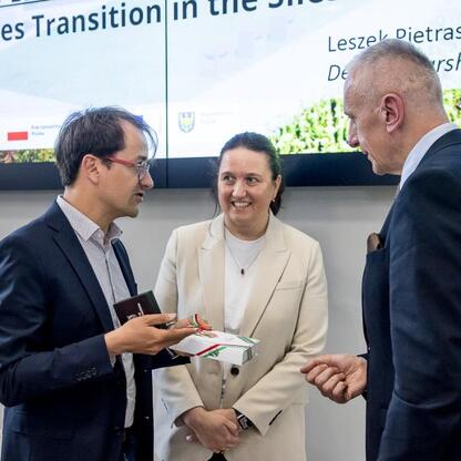 Wicemarszałek Leszek Pietraszek i delegacja z Landtagu Nadrenii Północnej-Westfalii w spotkaniu z radnymi Sejmiku Śląskiego. (wygenerowano przez AI)