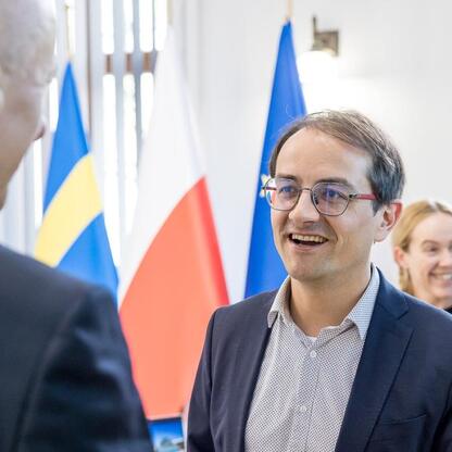 Wizyta delegacji Landtagu Nadrenii Północnej-Westfalii w Województwie Śląskim, spotkanie z wicemarszałkiem Leszkiem Pietraszkiem i radnymi Sejmiku. (wygenerowano przez AI)