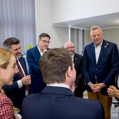 Delegacja Landtagu Nadrenii Północnej-Westfalii w spotkaniu z wicemarszałkiem Leszkiem Pietraszkiem i radnymi Sejmiku Województwa Śląskiego. (wygenerowano przez AI)