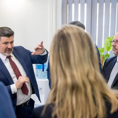 Delegacja Landtagu Nadrenii Północnej-Westfalii w spotkaniu z wicemarszałkiem Leszkiem Pietraszkiem i radnymi Sejmiku Województwa Śląskiego. (wygenerowano przez AI)