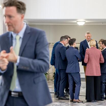 Grupa wizytującej delegacji z Landtagu Nadrenii Północnej-Westfalii w spotkaniu z wicemarszałkiem Leszkiem Pietraszkiem i radnymi Sejmiku Województwa Śląskiego. (wygenerowano przez AI)