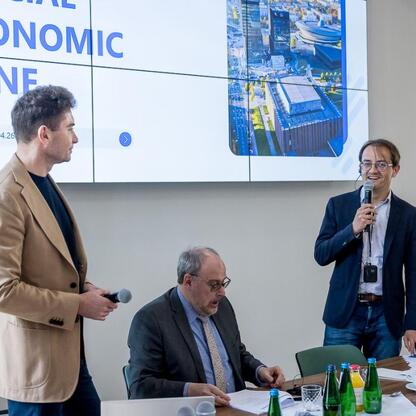 Delegacja Landtagu Nadrenii Północnej-Westfalii w Silesia, spotkanie z Leszkiem Pietraszczkiem. (wygenerowano przez AI)