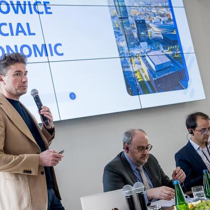Konferencja w Katowicach: Delegacja Landtagu Nadrenii Północnej-Westfalii omawia współpracę ekonomiczną. (wygenerowano przez AI)