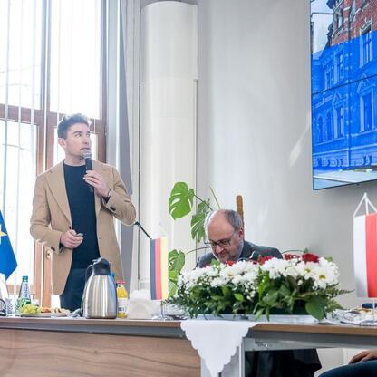 Spotkanie delegacji Landtagu Nadrenii Północnej-Westfalii z wicemarszałkiem Leszkiem Pietraszkiem i radnymi Sejmiku Województwa Śląskiego. (wygenerowano przez AI)