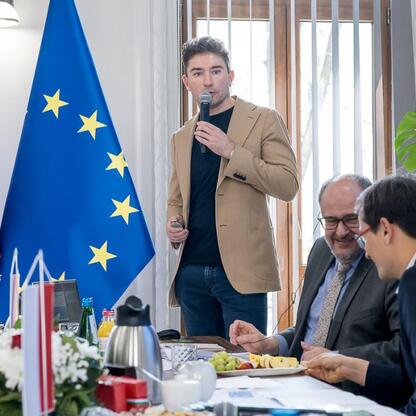 Spotkanie z wicemarszałkiem Leszkiem Pietraszkiem i radnymi Sejmiku województwa Śląskiego. (wygenerowano przez AI)