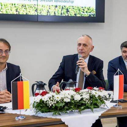 Wicemarszałek Leszek Pietraszek prowadzi spotkanie z delegacją Landtagu Nadrenii Północnej-Westfalii w Sali Konferencyjnej. (wygenerowano przez AI)