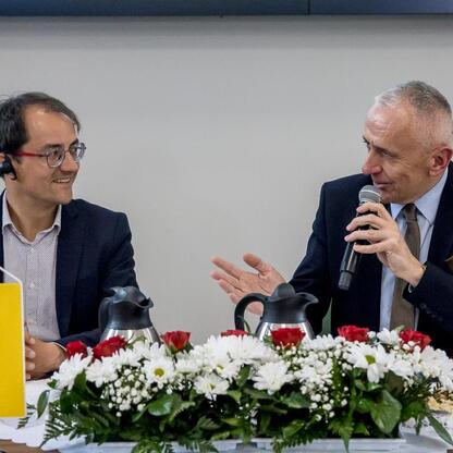 Leszek Pietraszek, wicemarszałek Województwa Śląskiego, prowadzi rozmowę z niemieckim delegatem podczas międzynarodowego spotkania. (wygenerowano przez AI)
