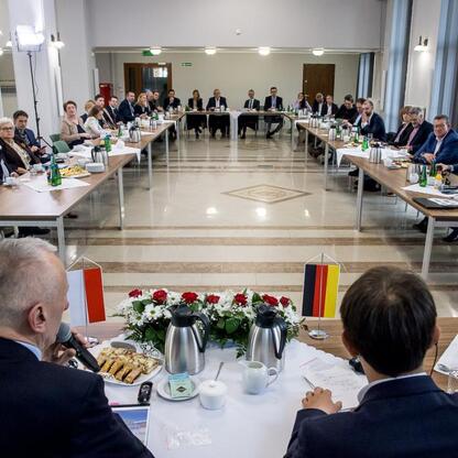 Delegacja Landtagu Nadrenii Północnej-Westfalii w spotkaniu z wicemarszałkiem Leszkiem Pietraszkiem i radnymi Sejmiku Województwa Śląskiego. (wygenerowano przez AI)