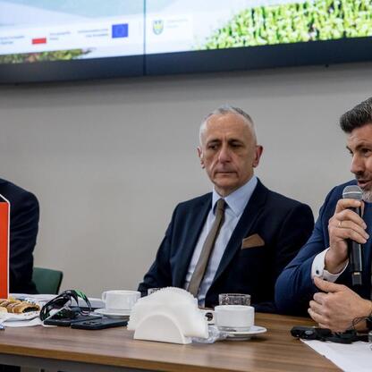 Wizyta delegacji Landtagu Nadrenii Północnej-Westfalii w Województwie Śląskim, spotkanie z wicemarszałkiem Leszkiem Pietraszkiem. (wygenerowano przez AI)