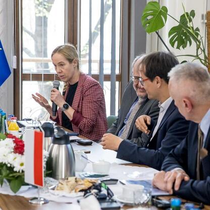 Formalne spotkanie w Sali Konferencyjnej, gdzie delegacja z Landtagu Nadrenii Północnej-Westfalijskiej omawia współpracę z województwem śląskim. (wygenerowano przez AI)