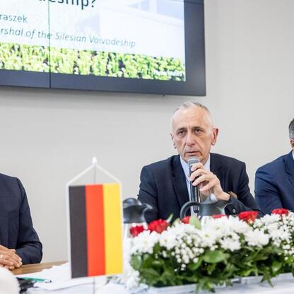Wicemarszałek Leszek Pietraszek koordynuje spotkanie z niemiecką delegacją, podkreślając znaczenie współpracy regionalnej. (wygenerowano przez AI)