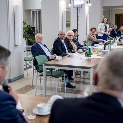 Spotkanie delegacji Landtagu Nadrenii Północnej-Westfali w Województwie Śląskim, gdzie wice-marszałek Leszek Pietraszek i radni Sejmiku omawiają współpracę w gospodarce i energetyce. (wygenerowano przez AI)