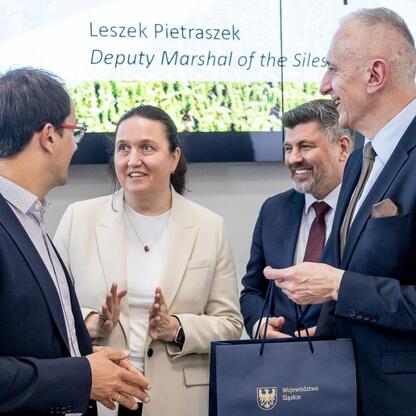 Wizyta delegacji z Landtagu Nadrenii Północnej-Westfalii w Województwie Śląskim, spotkanie z wicemarszałkiem Leszkiem Pietraszkiem. (wygenerowano przez AI)