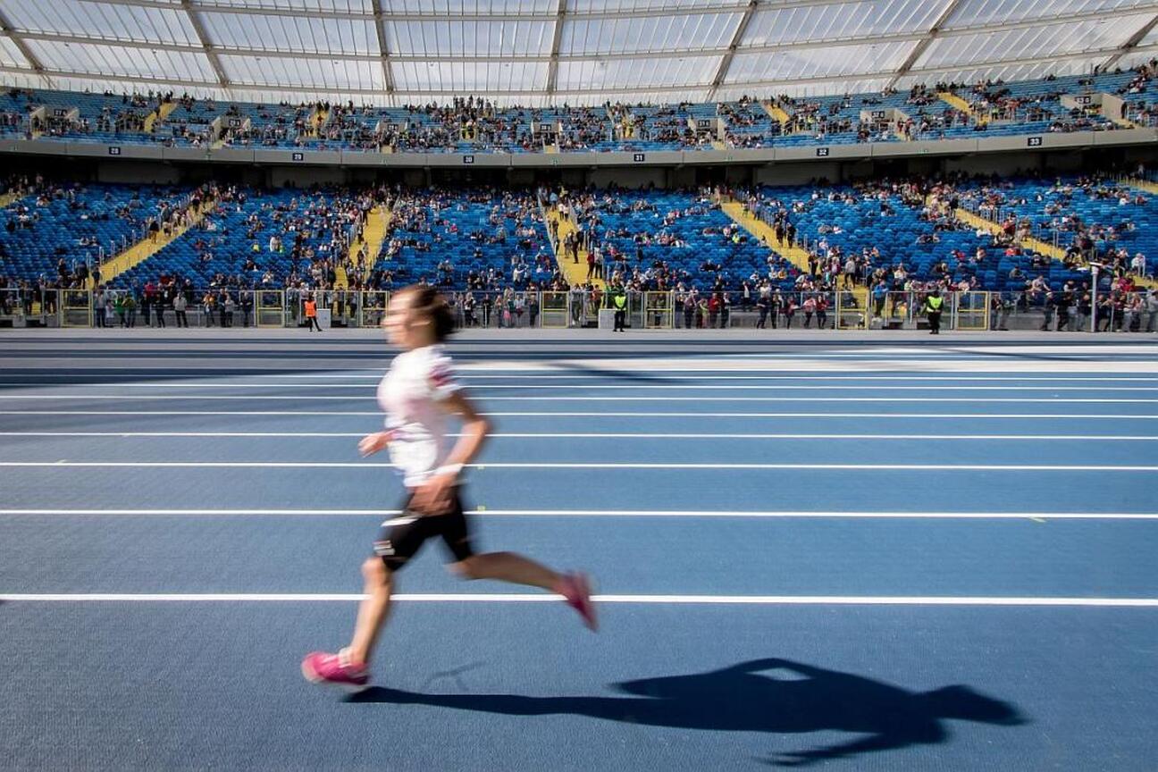 Stadion lekkoatletyczny im. Ireny Szewińskiej w Konopiskach podczas treningu. (wygenerowano przez AI)