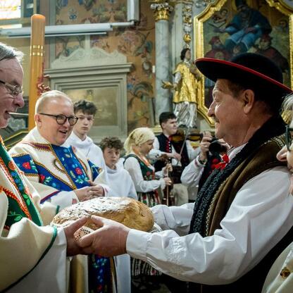 Wernisaż tradycyjnego sezonu pasterskiego w Rychwałdzie, Śląsk. (wygenerowano przez AI)