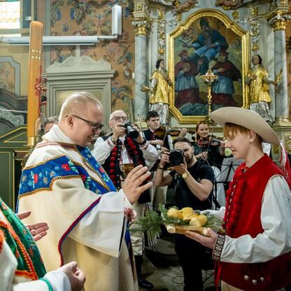 Ceremonia inauguracji sezonu pasterskiego w Rychwałdzie, Śląskie, Polska. (wygenerowano przez AI)