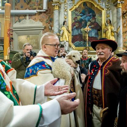Wizytacja tradycyjnego sezonu pasterskiego w Rychwałdzie, Śląskie. (wygenerowano przez AI)