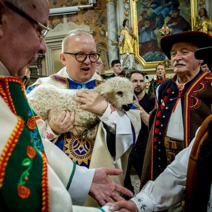 Wizytacja tradycyjnego sezonu pasterskiego w Rychwałdzie, Śląsk. (wygenerowano przez AI)